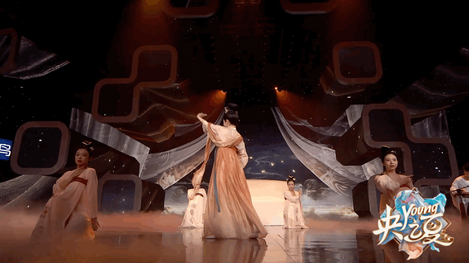 央视|新晋“央视第一美女”出圈！全网直男：对不起王冰冰，我变心了