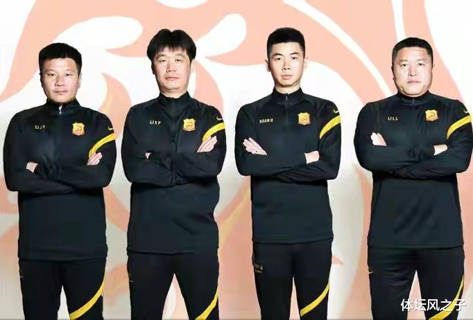 费迪南德|国足豪华教练组确定，李霄鹏选择他们另有用意，包括三大泰山功勋