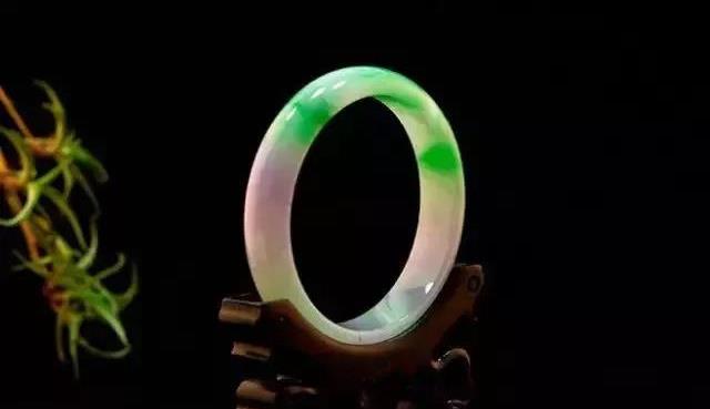 翡翠|大妈戴了款4色玉镯,炫耀说价值300万,行家惊呼:一条“色”得值一个亿。