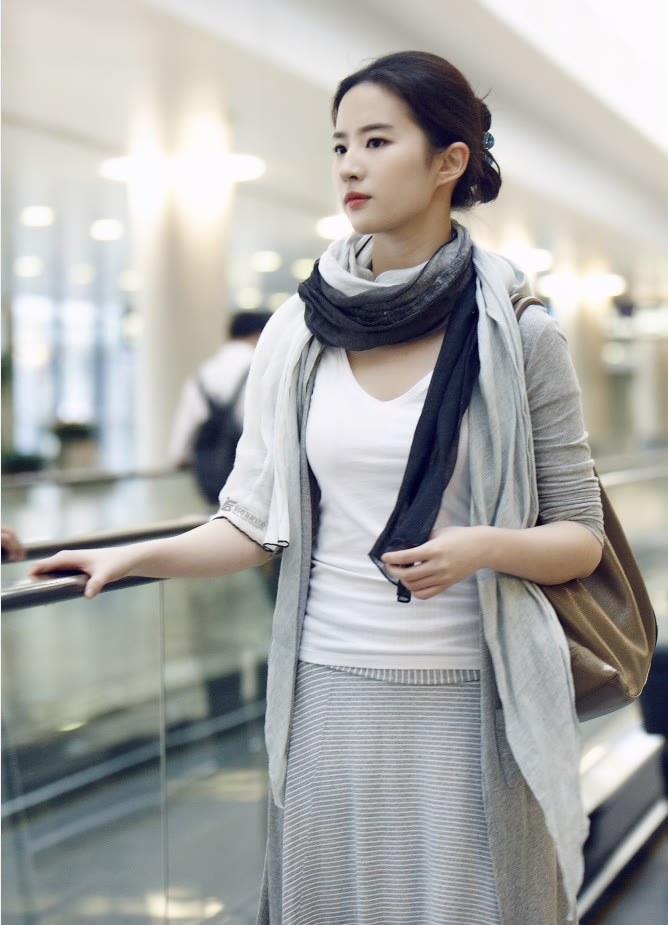 刘亦菲|刘亦菲一身休闲装扮明明挺美，却被嘲身材臃肿，看完觉得太苛刻了