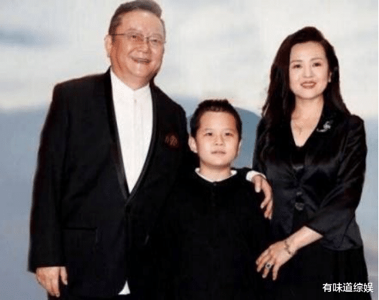 王刚|王刚：60岁老来得子，小20岁妻子一月花销近百万，70多岁仍在奔波