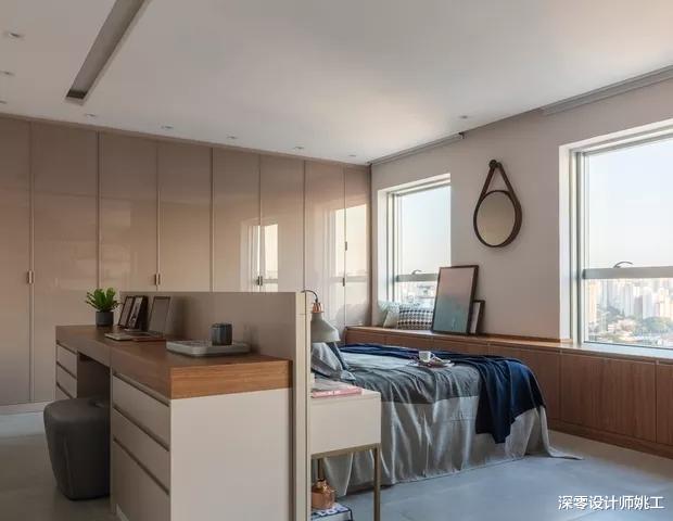 温馨明亮的80㎡一居室,客厅和沙发相连着,配上木质推拉门美哭了