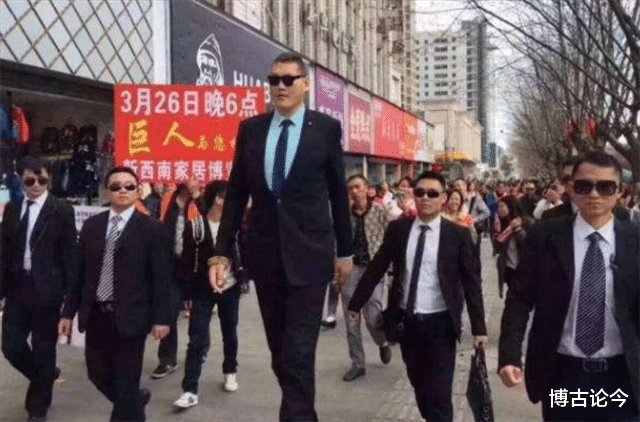 张欢|亚洲巨人张欢身高2.38米，与女星、网红传绯闻，35岁发愁没有女友