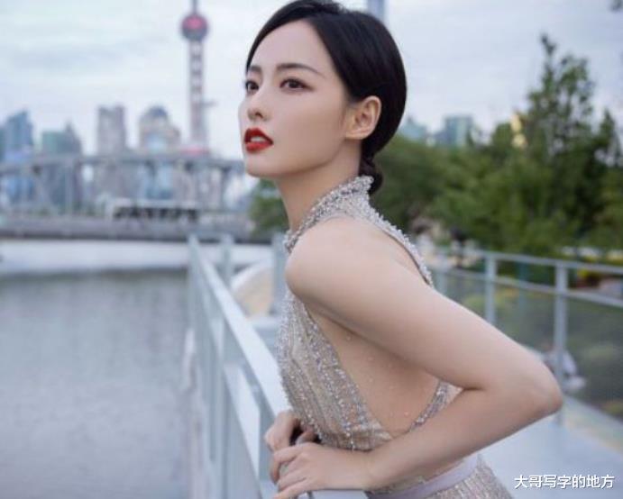 姐姐|张嘉倪穿大露背参加活动！裙子开叉秀一侧长腿，皮肤被冻红惹人怜