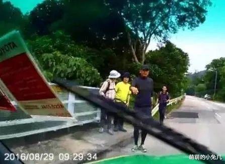 周润发|65岁周润发满头白发，吃路边摊，捐56亿后，晚年生活变化巨大