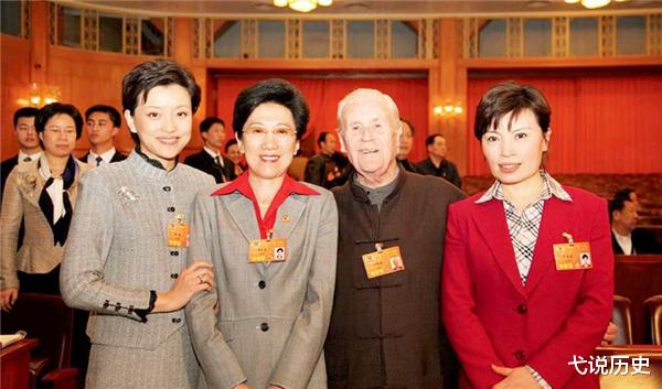 美國兵娶中國女演員，16年後終入中國籍，激動道：做中國人真自豪-圖7