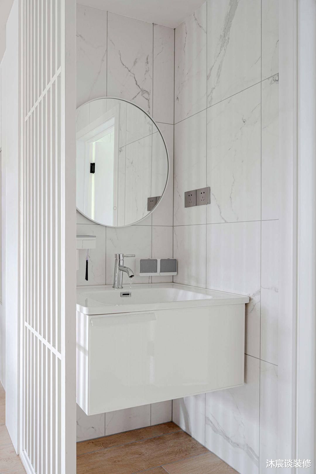 坚持“穷装”的她，原来才是真正的高明，全屋干净纯粹，实在温馨