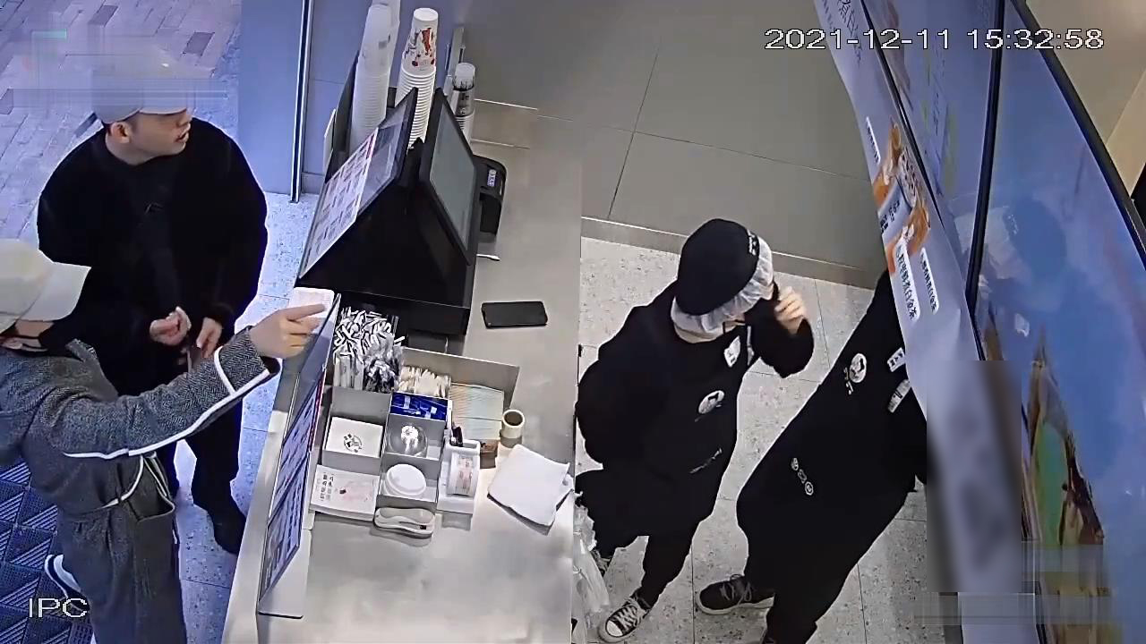 周迅|见家长？周迅带绯闻男友卓越回家乡衢州，与亲友一同逛街买奶茶