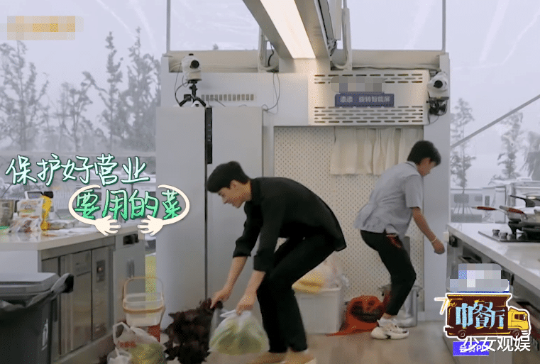 龚俊|《中餐厅5》营业中途棚顶塌了，龚俊又摔倒，节目组要上心了