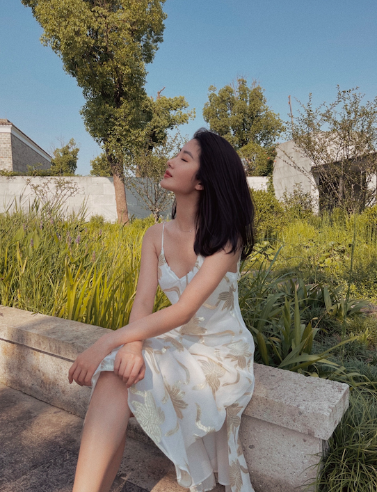 全球时尚风行|碎花裙怎么穿才能不显土？可\＂复制\＂的高级搭配，满足夏日所有期待