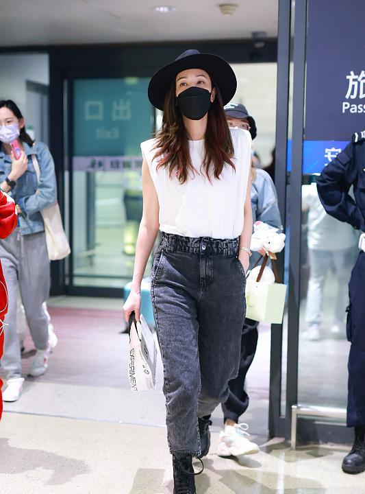 吴亦凡|郑希怡与金晨同框，一个娇媚一个酷飒，气质不同但都很美