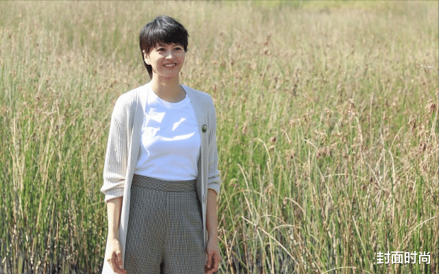 针织衫 梁咏琪快1米8的身高真加分,长针织衫配阔腿裤,身形看着挺高级