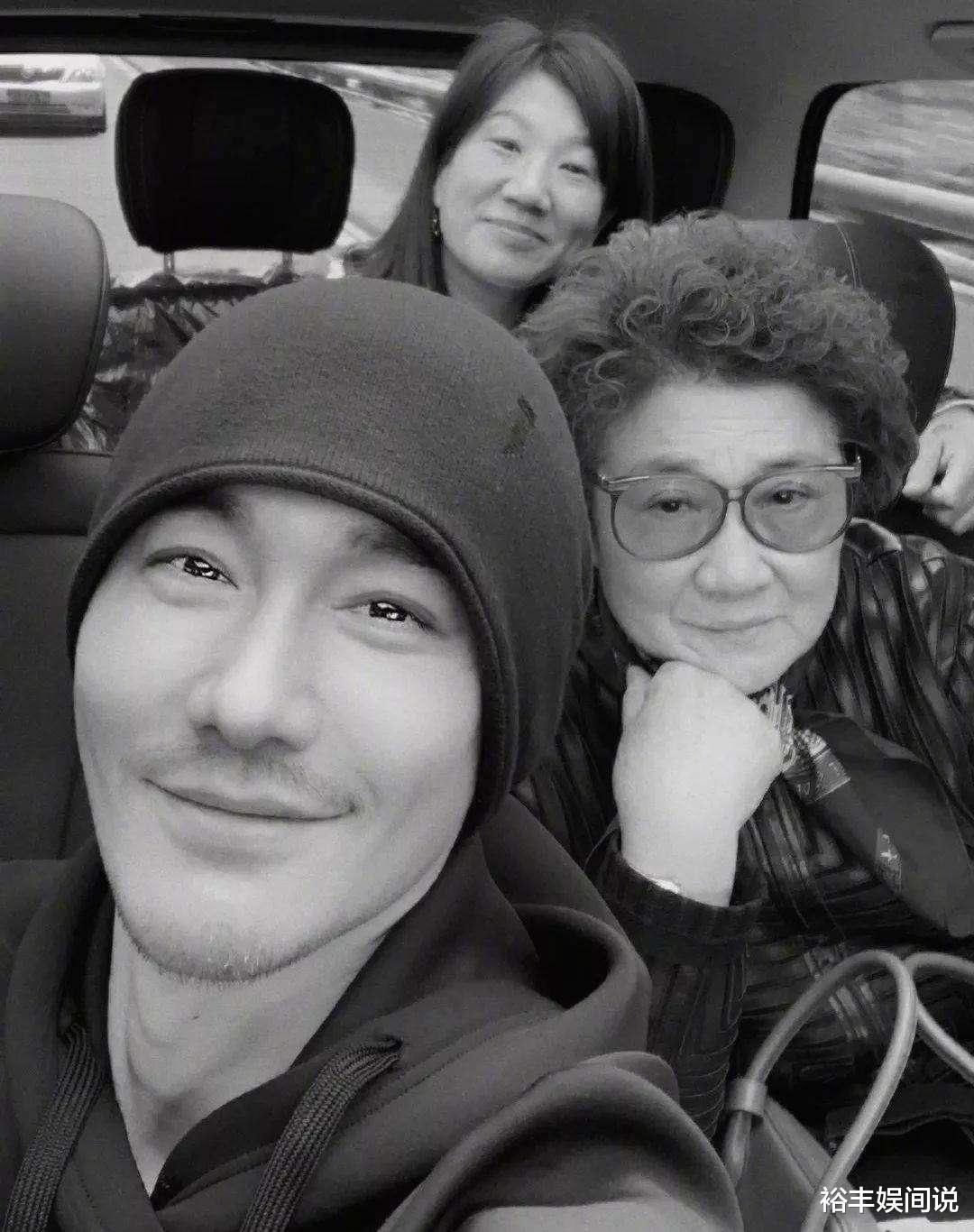 胡兵|胡兵携哥哥为妈妈庆80岁大寿，兄弟俩唱生日歌，妈妈眼中满是骄傲