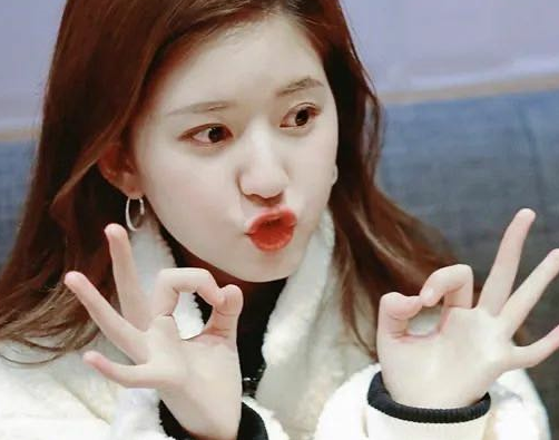 金素妍|明星比心方式，白敬亭双手抠帽，看到欧豪：一般人做不到