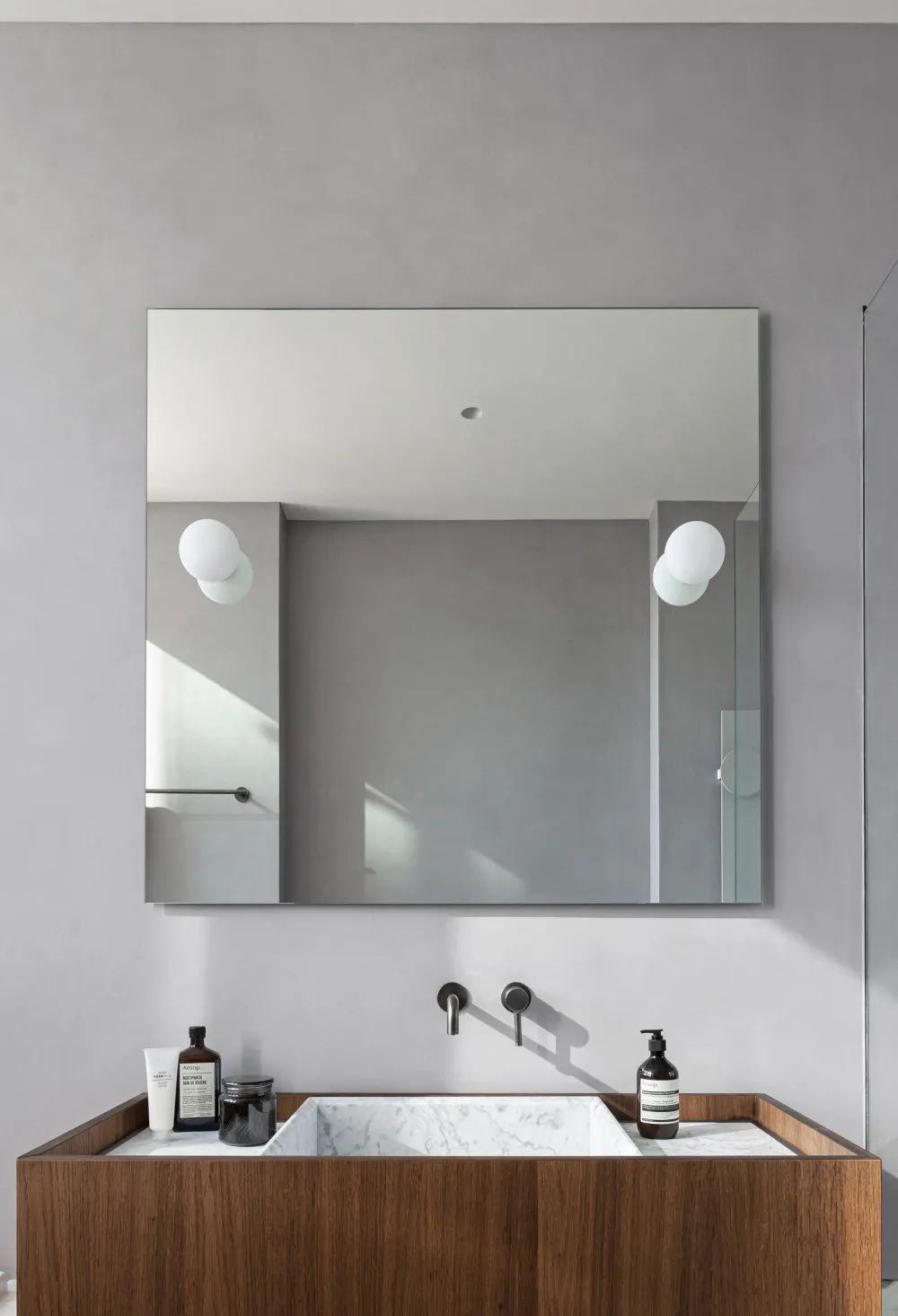 大阳台落地窗，270度俯瞰城市天际线，这套130平公寓太爽了