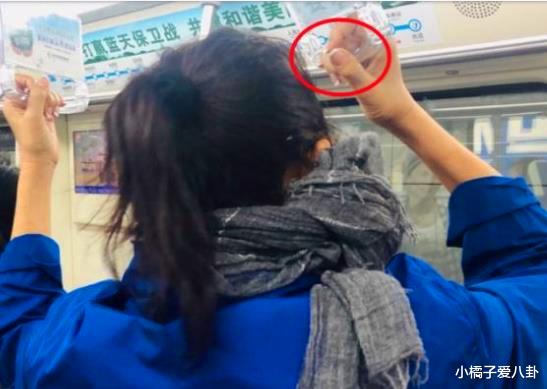 倪萍|太接地气！61岁倪萍挤地铁无人识，没人让座一脸不悦，装扮少女还做了美甲