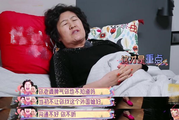 钟丽缇|51岁钟丽缇满脸红晕，倚靠公公肩膀举止亲近，婆婆曾嫌她年纪大