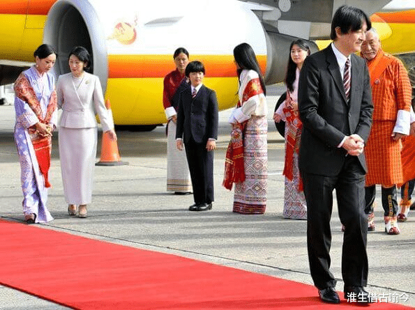 不丹|29岁不丹王后和日本纪子妃一家同框！王后太迷人，两家小王子比萌
