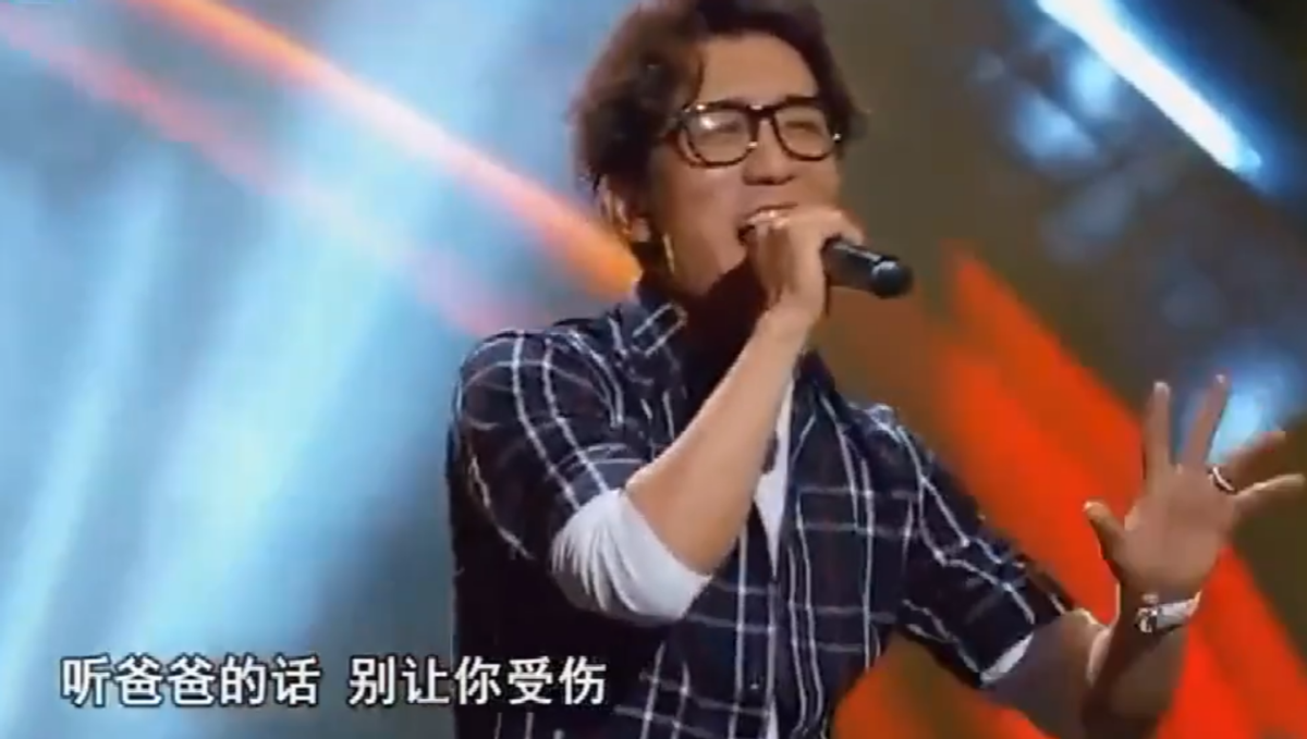 李咏|李咏19岁女儿晒素颜照！穿吊带腹部纹身突出，一个钻石手表12万