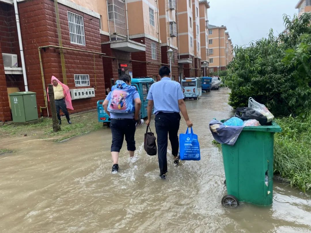 沭阳 沭阳一男孩大雨中欲跳河轻生！