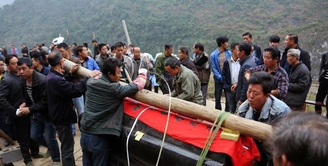 为娃学画丫|农村丧葬现“乱象”:铺张浪费白事像喜事,歌舞表演人人嬉皮笑脸