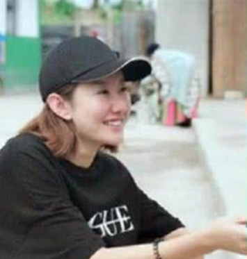 王宝强|王宝强带冯清与家人聚餐，冯清身材高挑气质佳，条件碾压马蓉