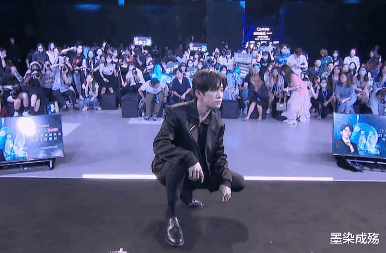 易烊千玺|看到易烊千玺下蹲的动作,大家才知道,他的伤口还没痊愈