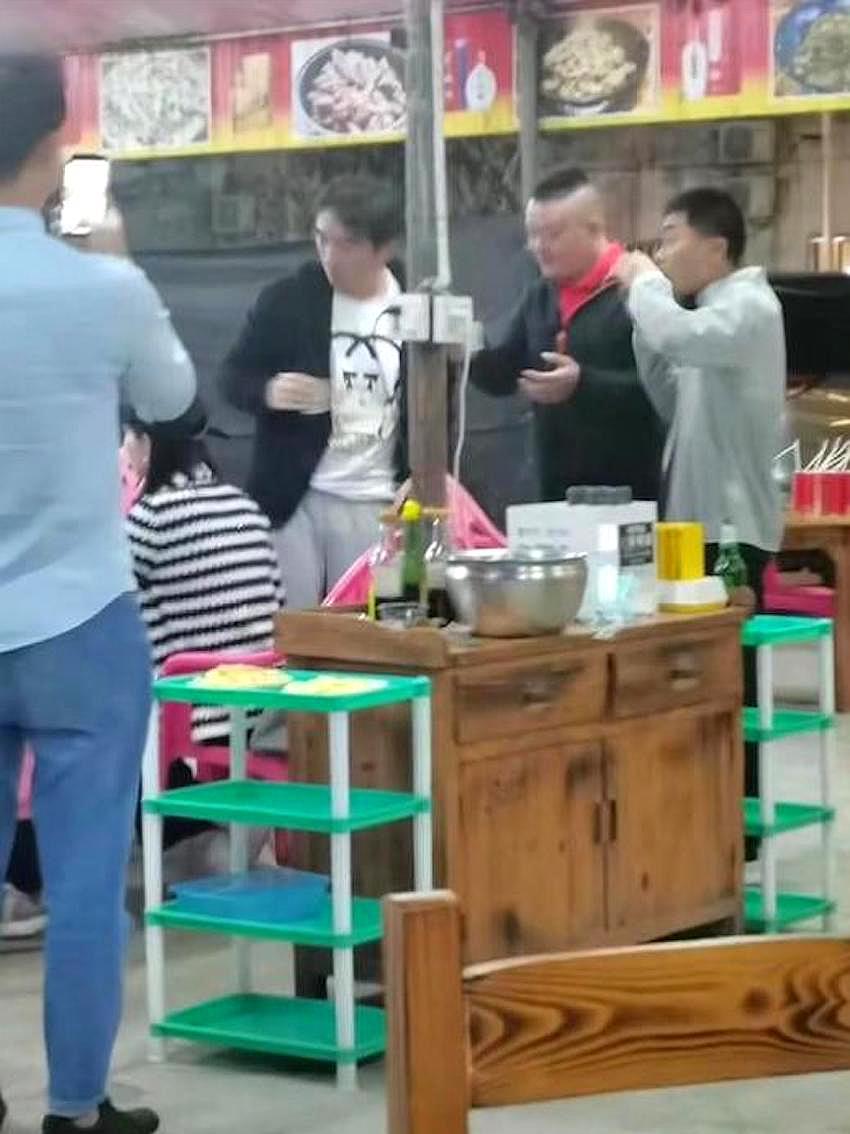 王思聪|王思聪大年初一现身三亚，美女作陪开心吃大鹅，店员卑微碰杯引争议