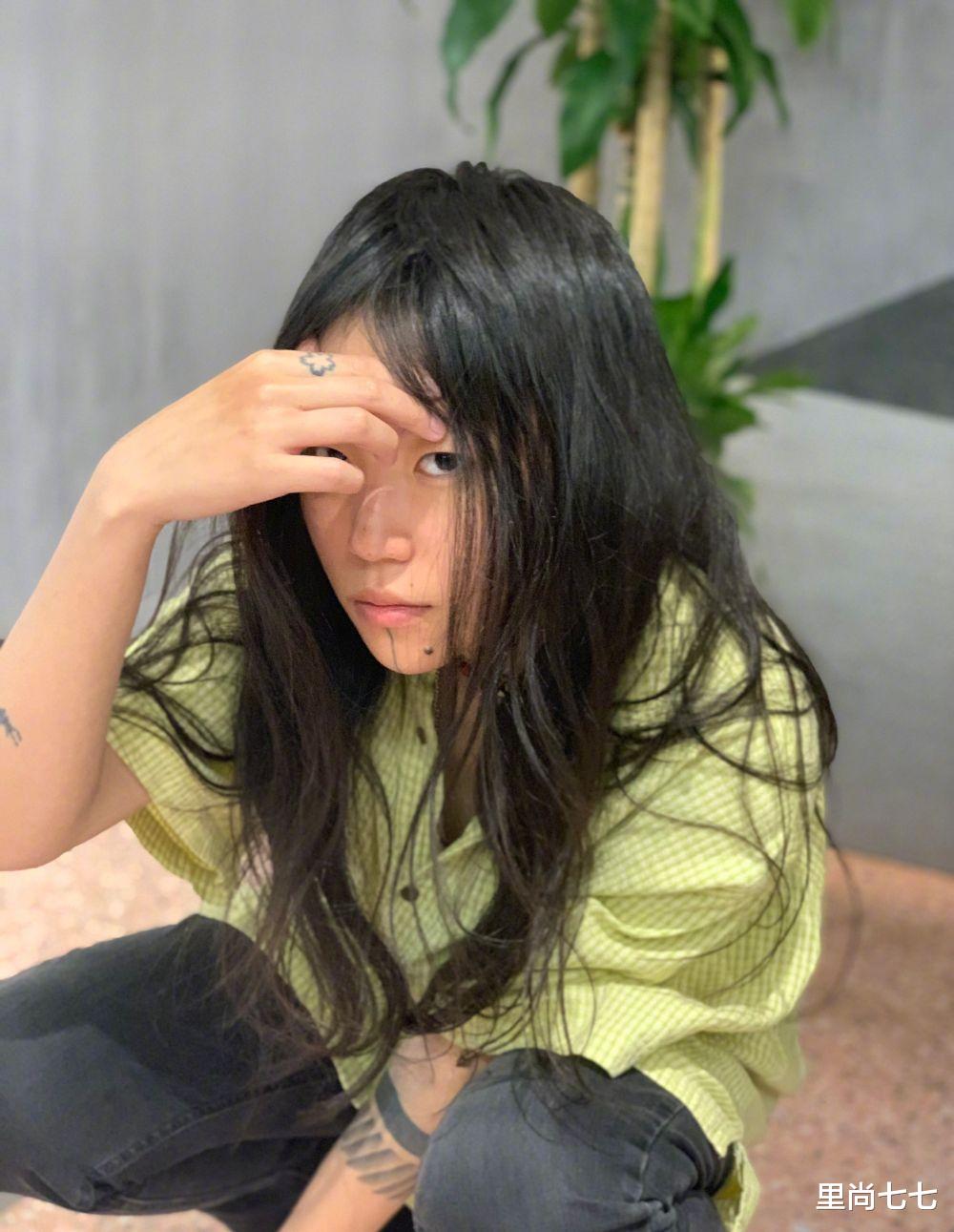 窦靖童|恋爱实锤？窦靖童终于留齐腰长发换回女儿装，罕凹曲线姿态太撩人