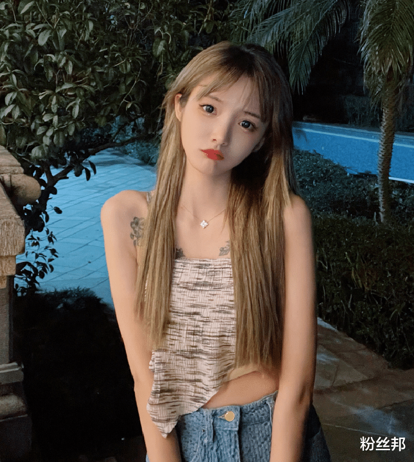 |网红套路璐路人视角曝光，双腿瘦得瘆人，女网友：不羡慕反而害怕