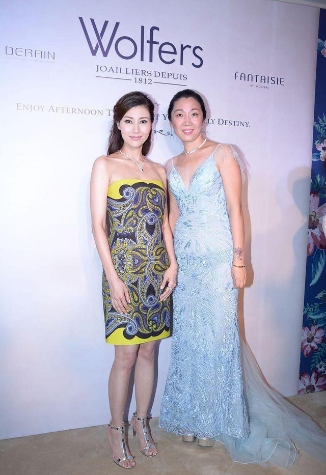 闲鱼有话说|李嘉欣老得很优雅，穿抹胸裙配复古发型显贵气，51岁还有少女身材