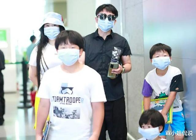 槑小姐侃说|邹市明一家五口走机场，老婆发福硬塞紧身T，疤痕腿比身材还抢镜