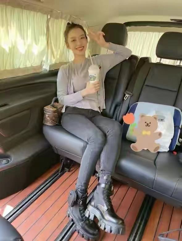 吉娜·爱丽丝|郎朗一家参加聚会！吉娜扎高马尾发际线秃得厉害，被婆婆大长发抢风头了