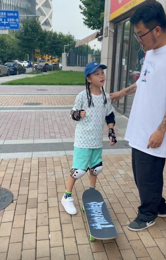 时尚风行派|甜馨打扮越来越潮流!扎脏辫比女rap还要帅气,肤色黝黑得像爸爸