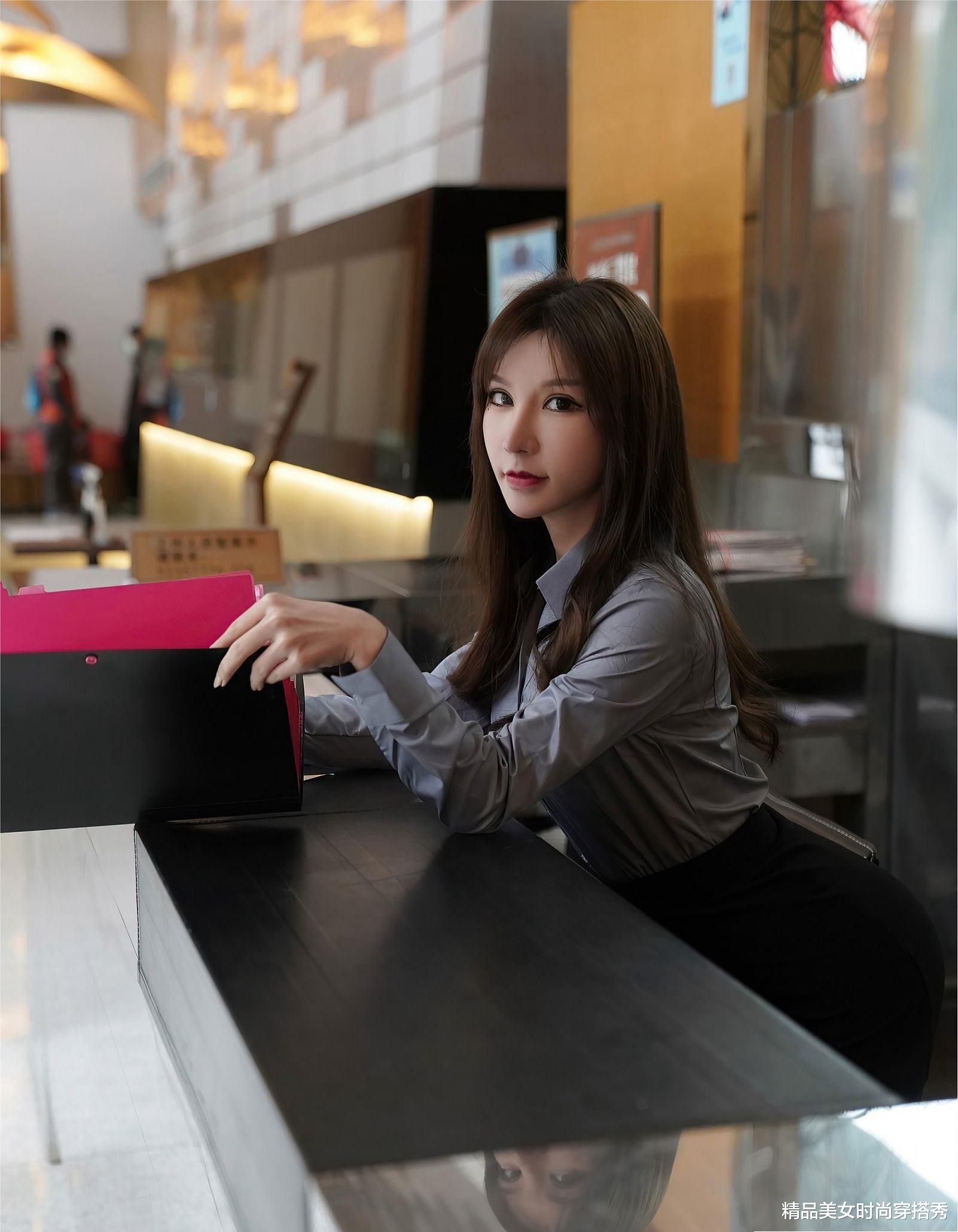 中超|简约而不简单的搭配其实是最时尚有型的穿搭，职场女性必备