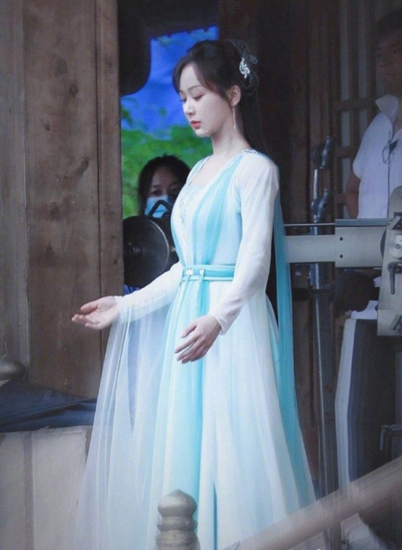 成毅|成毅远赴新疆拍戏，顶烈日工作，看清造型，杨紫接下此剧一点不亏