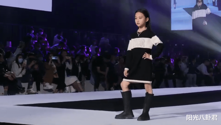 贾云馨|8岁甜馨首次T台走秀，表情冷峻走路带风，化浓妆像极了妈妈李小璐