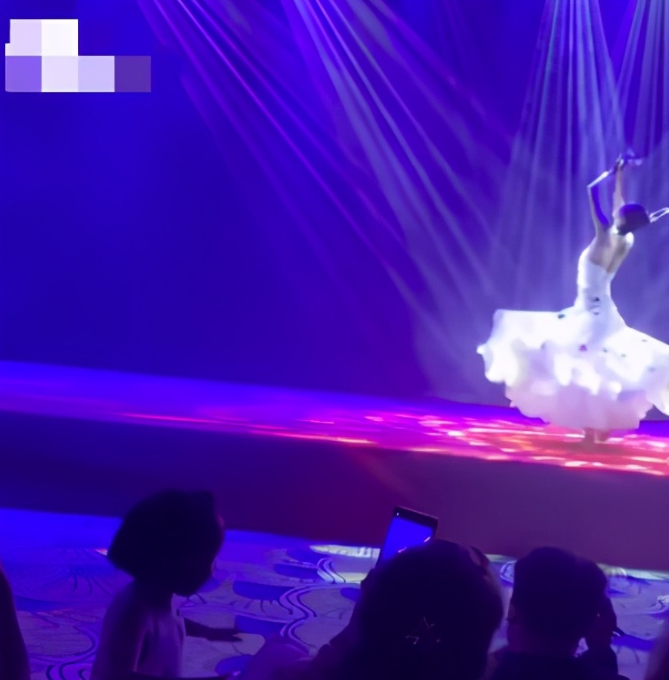 冯小刚|杨丽萍21岁侄女暴风长高，身高目测1米85，表演孔雀舞不输杨丽萍