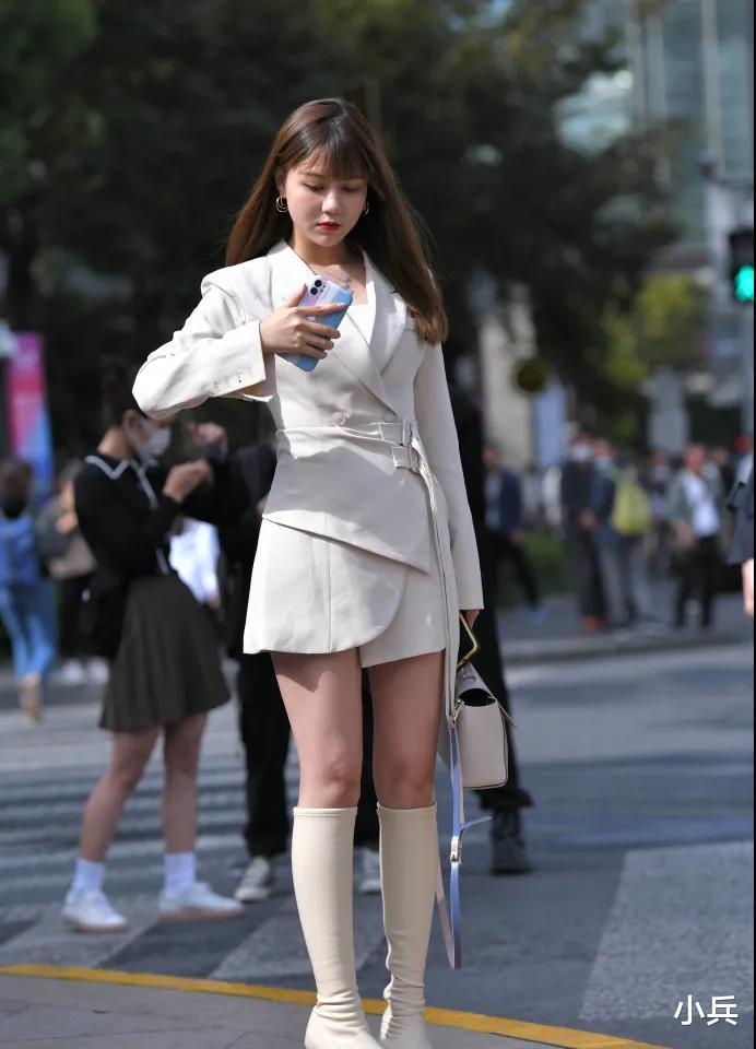 白羊座|白色大衣，职场女性的魅力，性感而时尚
