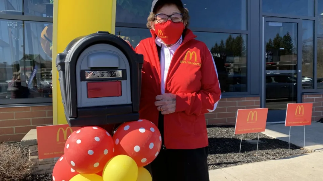 InsDaily|丈夫去世后，她去麦当劳打工，一干就干到100岁，根本不想退休！