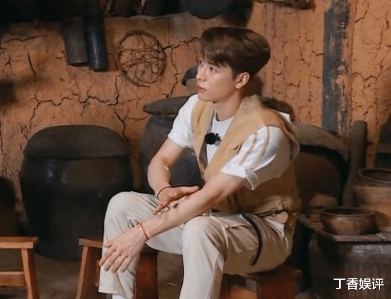 王嘉尔|宋雨琦穿的裙子太短，王嘉尔下意识的做法引关注，人品是装不出的