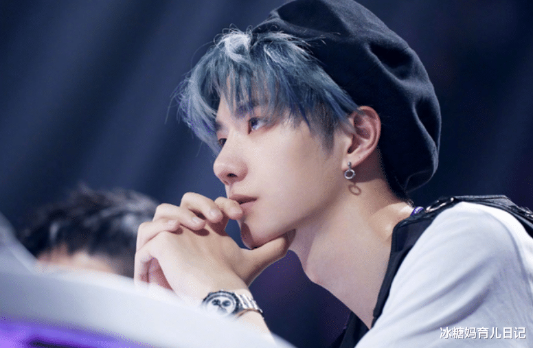 王一博|王一博晒儿时“旧照”，妈妈颜值成亮点，网友直呼不出道可惜了