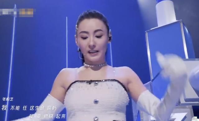 张柏芝|40岁张柏芝公演唱rap，我却关注她无美颜生图，真实身材一目了然