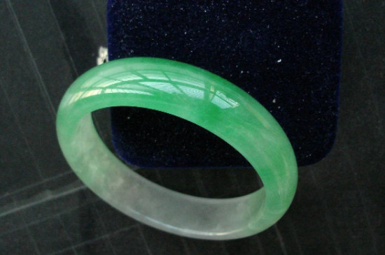 翡翠手镯|老翡翠手镯的特征