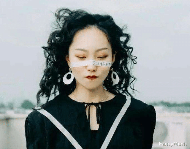 李易峰|堪比明星的千万网红，活动现场送李易峰大馒头，她们是什么身份？