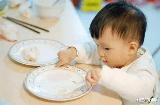 丽宝的妈咪|不想吃剩饭有错吗？宝妈因为拒绝“打扫”孩子剩饭，被亲妈数落