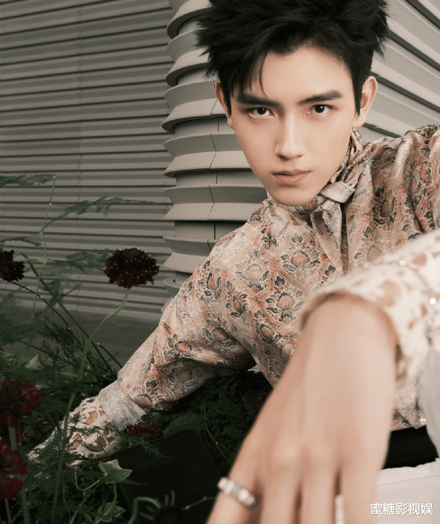 蒋勤勤|蒋勤勤与14岁儿子拍大片，嘴巴不像爸妈引热议，丑帅风格令人期待