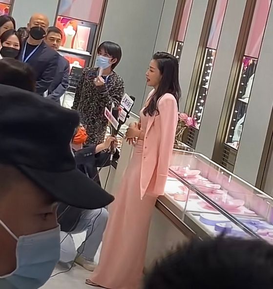 李冰冰|深圳：48岁李冰冰现身商场，怕冷还披着外套，“来了10多分钟”