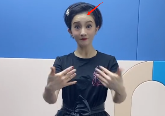 金铭|40岁金铭瘦到认不出，化浓妆扭秧歌被指老气，北大毕业后至今未婚