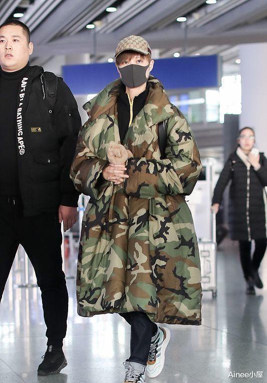李宇春|李宇春的挺拔身材真适合穿长外套，“棉被大衣”显出女王气场